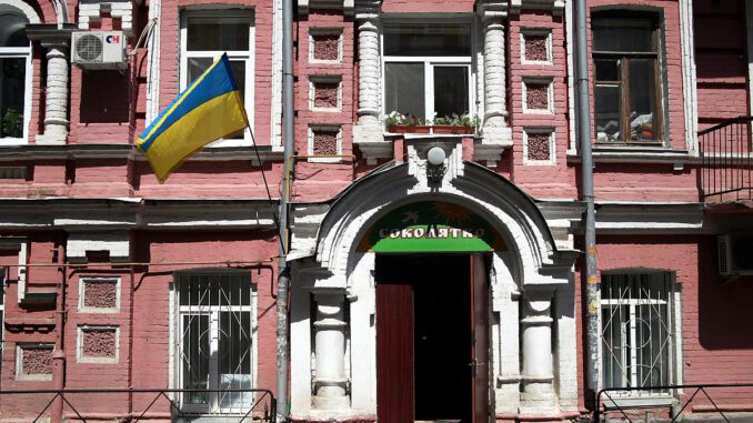 Haus in Kiew mit urkainischer Flagge, über dts Nachrichtenagentur