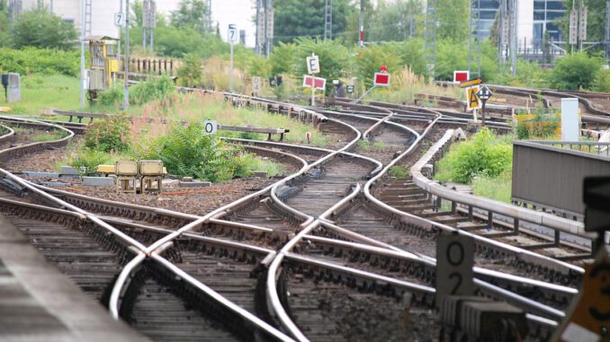 Schienen am Bahnsteig, über dts Nachrichtenagentur