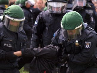 Polizisten führen eine Festnahme durch, über dts Nachrichtenagentur