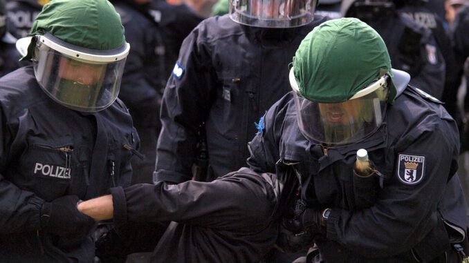 Polizisten führen eine Festnahme durch, über dts Nachrichtenagentur
