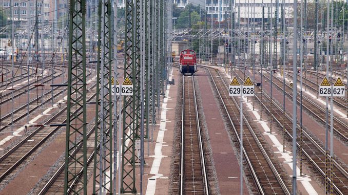 Lok auf Gleisanlage, über dts Nachrichtenagentur