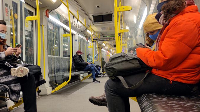dts_image_15140_hptocichhs_889_1200_840.jpg Fahrgäste mit Maske in einer U-Bahn, über dts Nachrichtenagentur