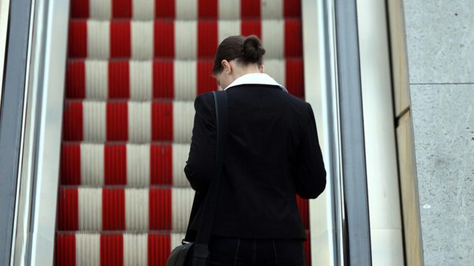 Frau auf einer Rolltreppe, über dts Nachrichtenagentur