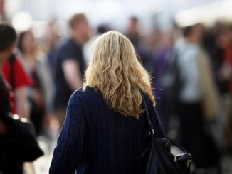 Blonde Frau mit Locken, über dts Nachrichtenagentur