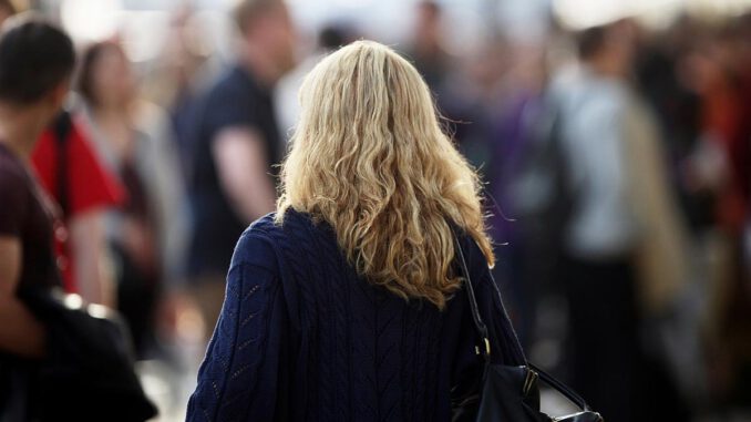 Blonde Frau mit Locken, über dts Nachrichtenagentur