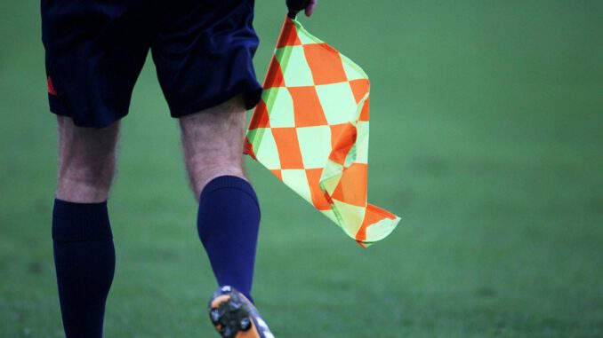 dts_image_11572_sncqpdittm_889_1200_840.jpg Linienrichter beim Fußball mit Fahne, über dts Nachrichtenagentur