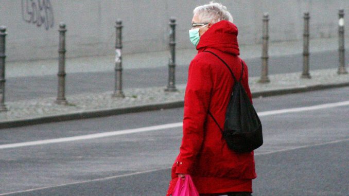 dts_image_14760_moocqhaadf_889_1200_840.jpg Seniorin mit Mundschutz und Einkaufstüte, über dts Nachrichtenagentur