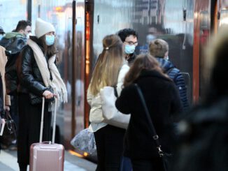Menschen mit Maske, über dts Nachrichtenagentur