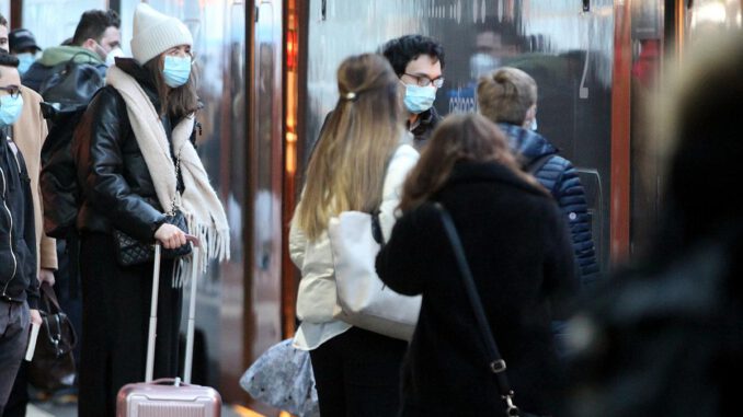 dts_image_15354_arnhaersjs_889_1200_840.jpg Menschen mit Maske, über dts Nachrichtenagentur