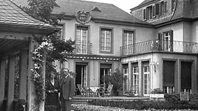 Konrad Adenauer in früheren Jahren vor seinem Haus, über dts Nachrichtenagentur