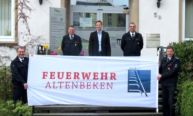 FFAltenbeken_stellt_Fahne_vor.jpg