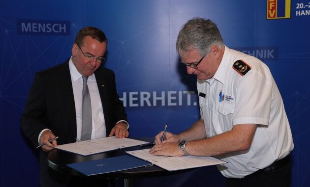 Unterzeichnung-Hannold-Laier-DFV.JPG
