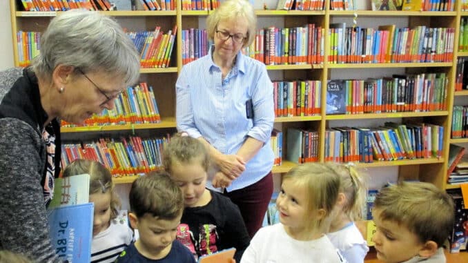 Kinderhaus besuchte kirchliche öffentliche Bücherei