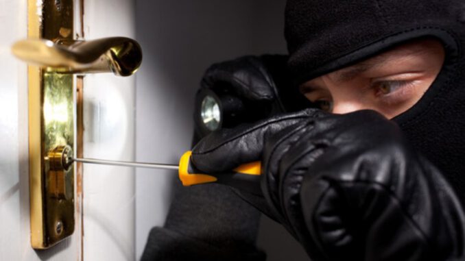 photodune-6213692-thief-burglar-opening-door-xs-einbrecher.jpg