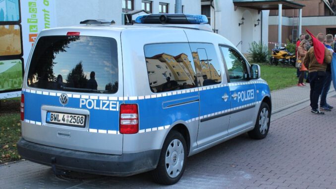 1684936793_Lea_Wertheim_zeigt_Flagge_Demo_2015_5.jpg
