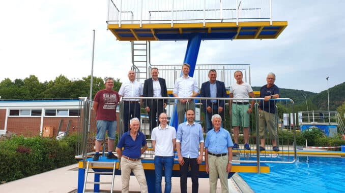 Neue Sprungturm im Freibad ist eröffnet
