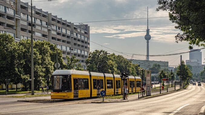 1700070299_tram-traffic-city-berlin-transport-6531848.jpg