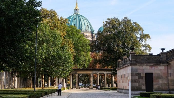 1700208055_berlin-cathedral-sight-city-urban-4953893.jpg