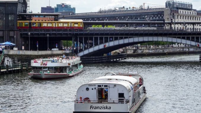 1700314358_boats-river-bridge-train-5825025.jpg
