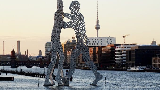 1700586076_berlin-spree-molecule-man-5057953.jpg