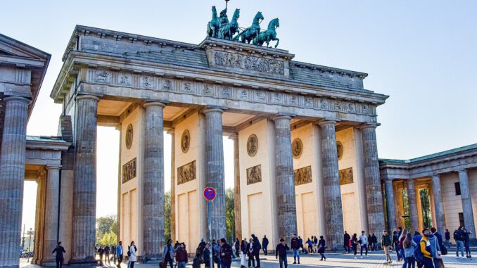 brand-front-of-the-brandenburg-gate-5117579.jpg