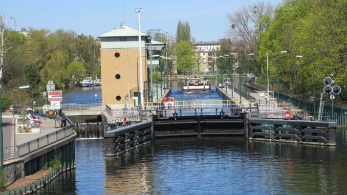 lock-havel-water-trees-green-5062627.jpg
